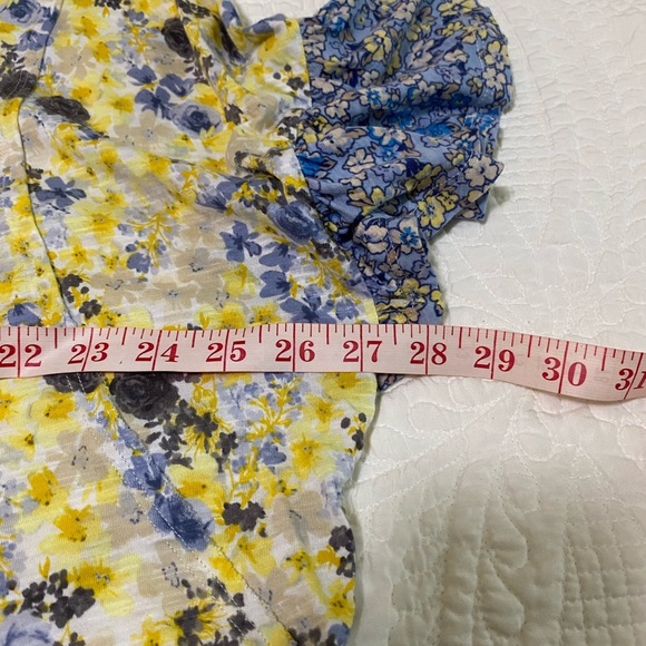 Cato Floral Blouse with Ruffled Sleeves - Picture 5 of 6